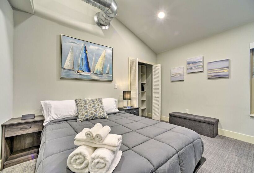 Sunny Clawson Home W/ Yard Walk To Main St!