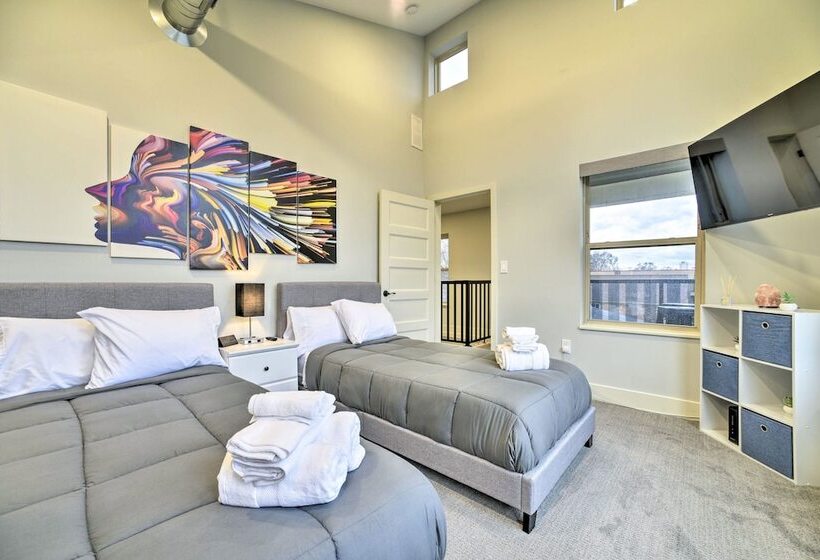 Sunny Clawson Home W/ Yard Walk To Main St!