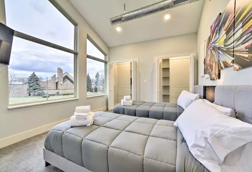 Sunny Clawson Home W/ Yard   Walk To Main St!