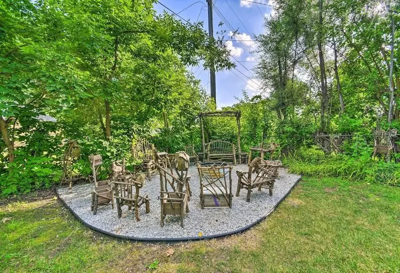 Sunny Clawson Home W/ Yard   Walk To Main St!