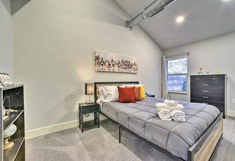 Sunny Clawson Home W/ Yard   Walk To Main St!