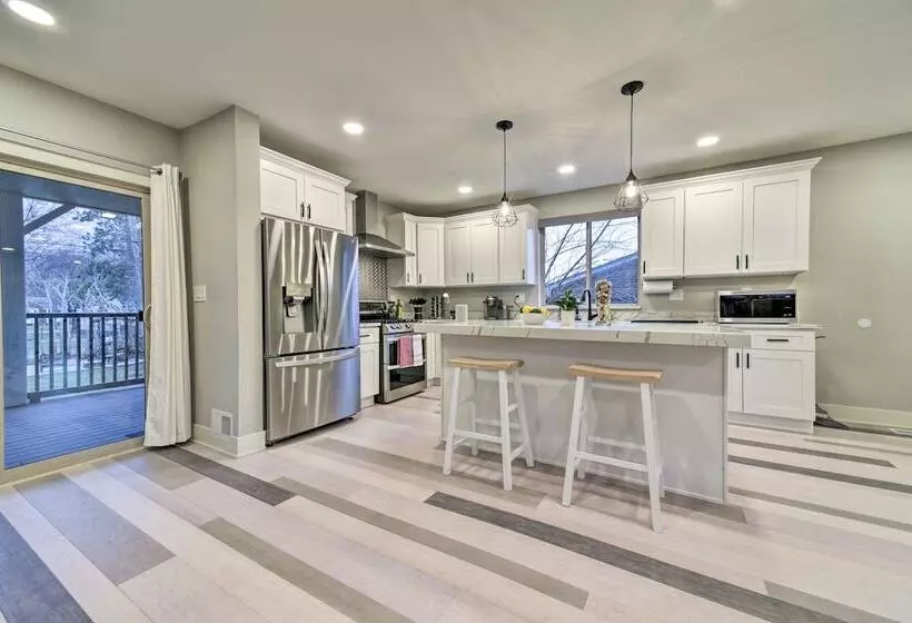 Sunny Clawson Home W/ Yard   Walk To Main St!