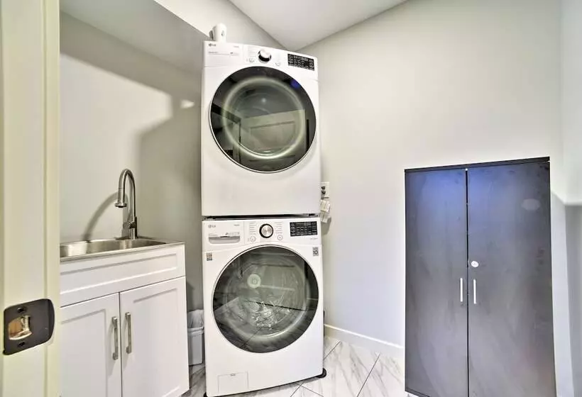 Sunny Clawson Home W/ Yard   Walk To Main St!