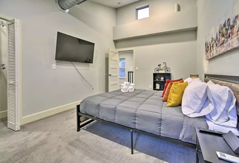 Sunny Clawson Home W/ Yard   Walk To Main St!