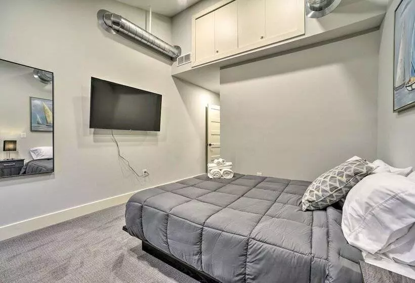 Sunny Clawson Home W/ Yard   Walk To Main St!