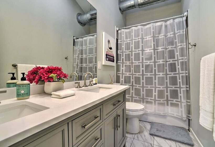 Sunny Clawson Home W/ Yard Walk To Main St!