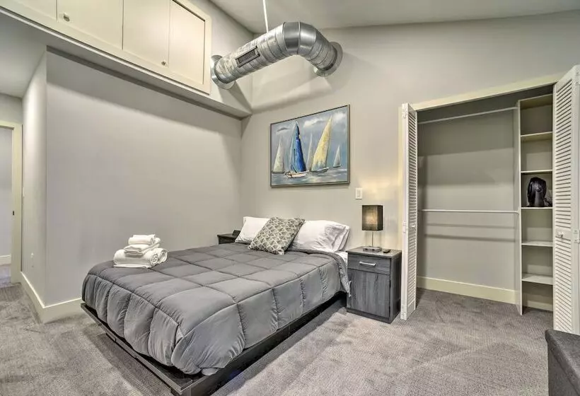 Sunny Clawson Home W/ Yard   Walk To Main St!