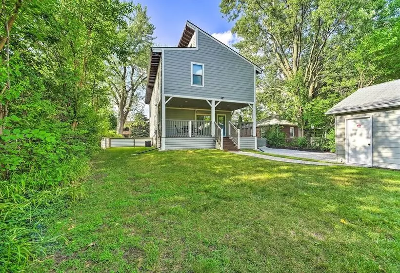 Sunny Clawson Home W/ Yard   Walk To Main St!