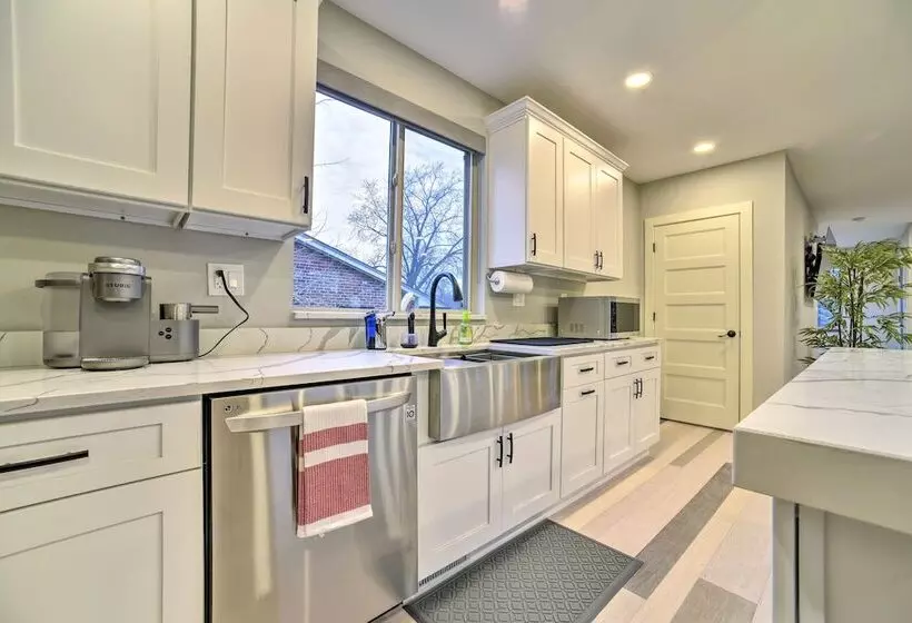 Sunny Clawson Home W/ Yard   Walk To Main St!