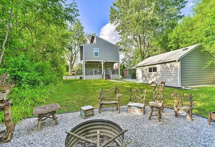 Sunny Clawson Home W/ Yard   Walk To Main St!