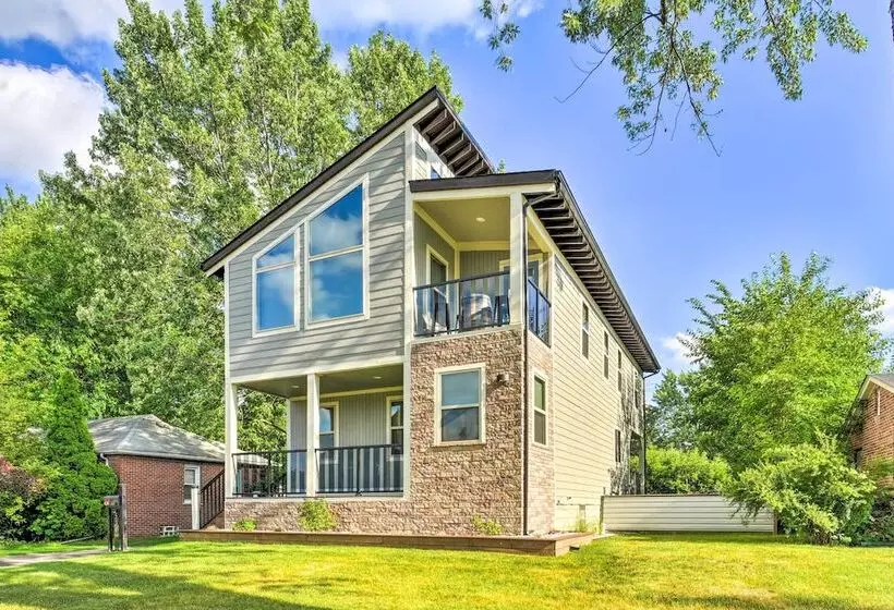 Sunny Clawson Home W/ Yard   Walk To Main St!