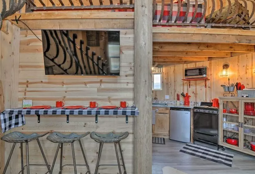 Unique Utah Tin Cabin W/ Mountain Views!