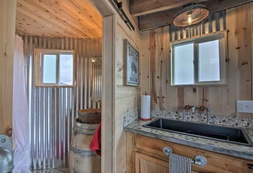 Unique Utah Tin Cabin W/ Mountain Views!