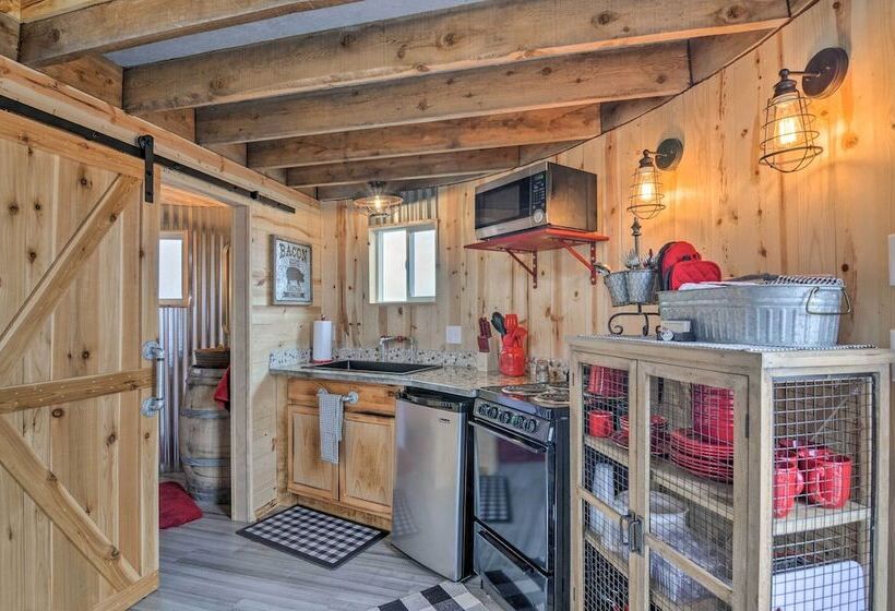 Unique Utah Tin Cabin W/ Mountain Views!