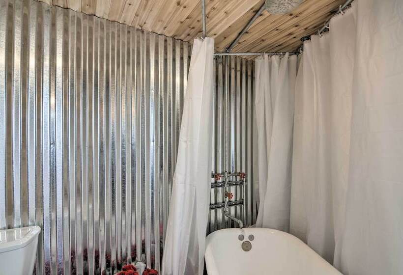 Unique Utah Tin Cabin W/ Mountain Views!