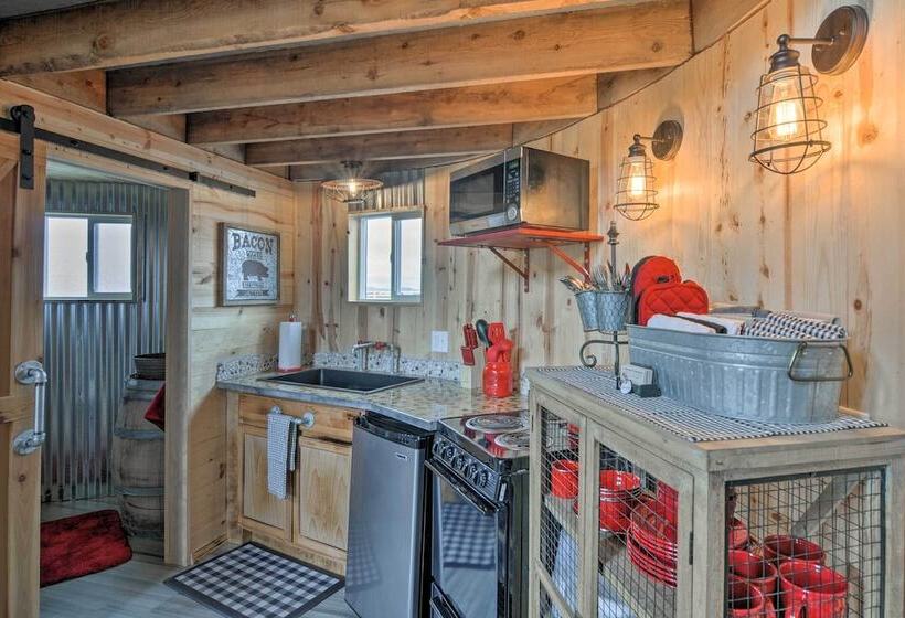 Unique Utah Tin Cabin W/ Mountain Views!