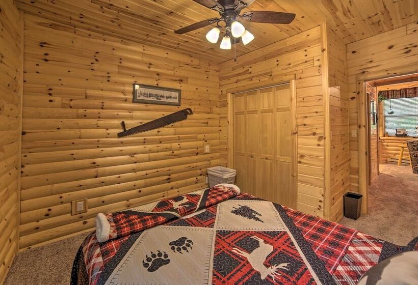 Updated Manistique Log Cabin, Yard & Fire Pit