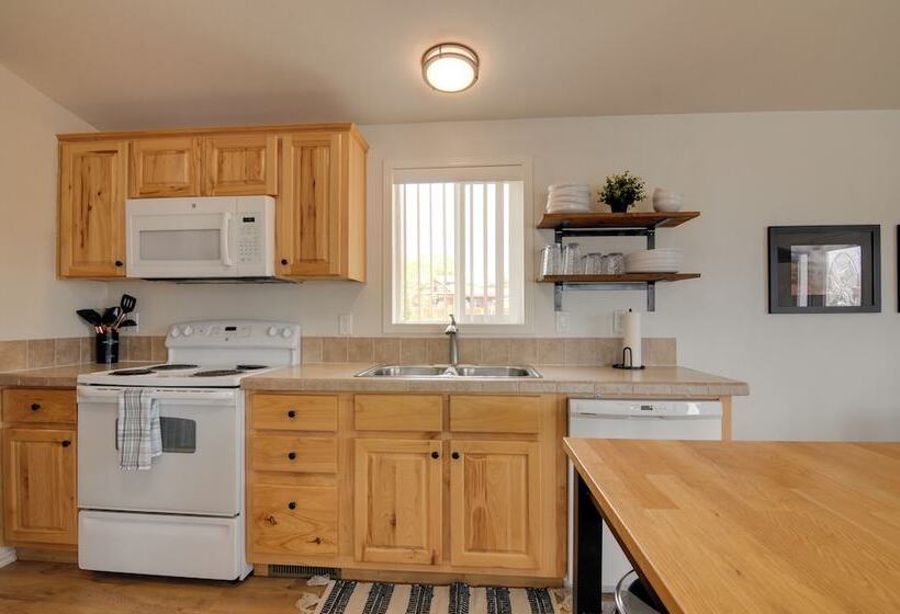 Utah Retreat Hot Tub, Deck & Near National Parks