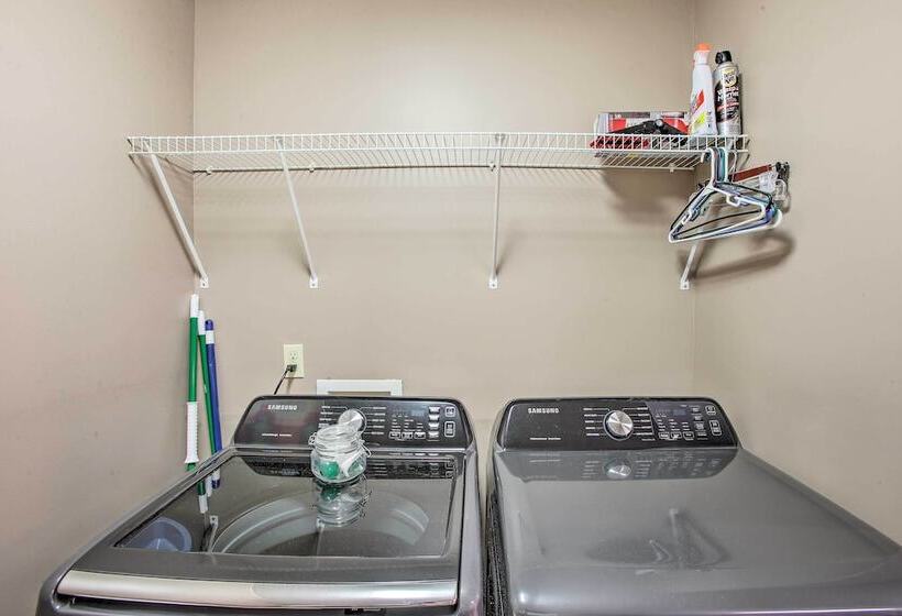 Welcoming Byrdstown Home: Walk To Main St!