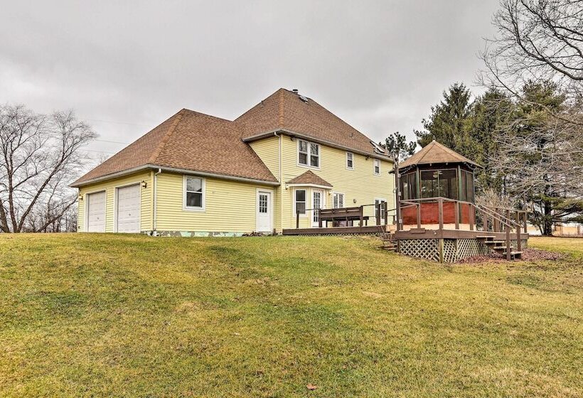 5 Acre Vacation Home W/ Woods & Hiking Ground