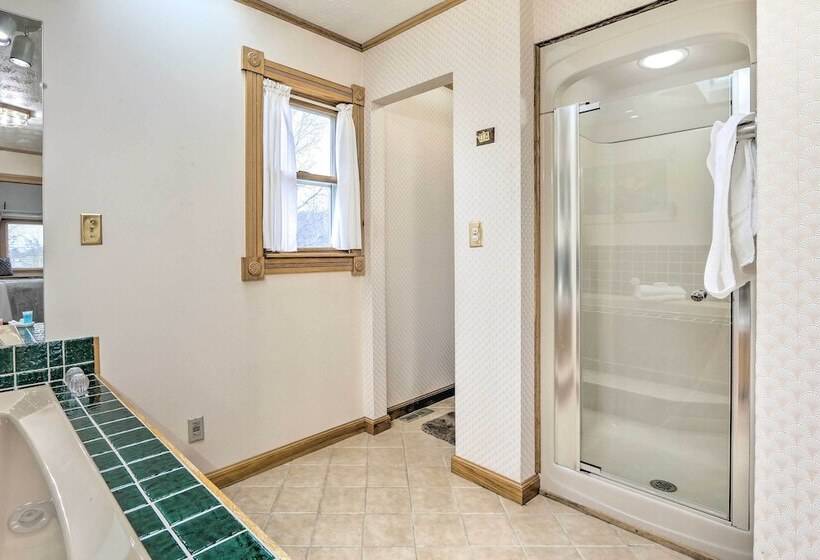 5 Acre Vacation Home W/ Woods & Hiking Ground