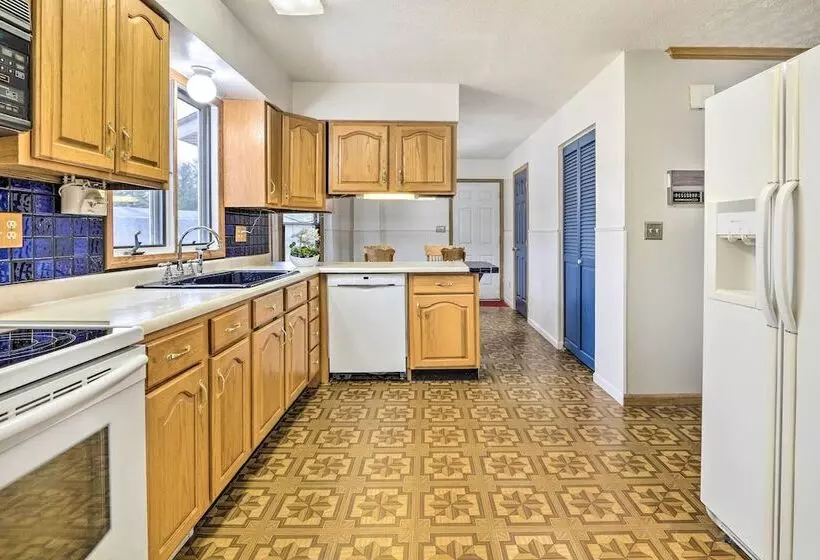 5 Acre Vacation Home W/ Woods & Hiking Ground