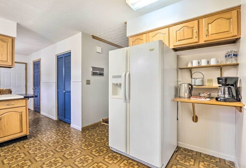 5 Acre Vacation Home W/ Woods & Hiking Ground