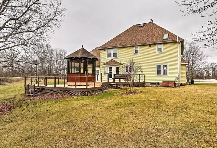 5 Acre Vacation Home W/ Woods & Hiking Ground