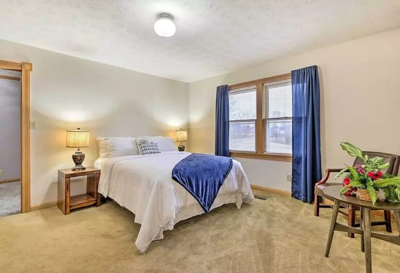 5 Acre Vacation Home W/ Woods & Hiking Ground