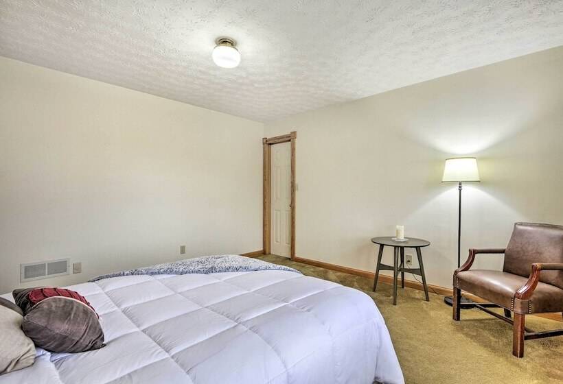 5 Acre Vacation Home W/ Woods & Hiking Ground