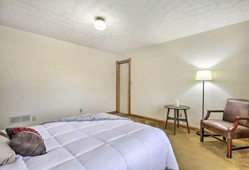 5 Acre Vacation Home W/ Woods & Hiking Ground