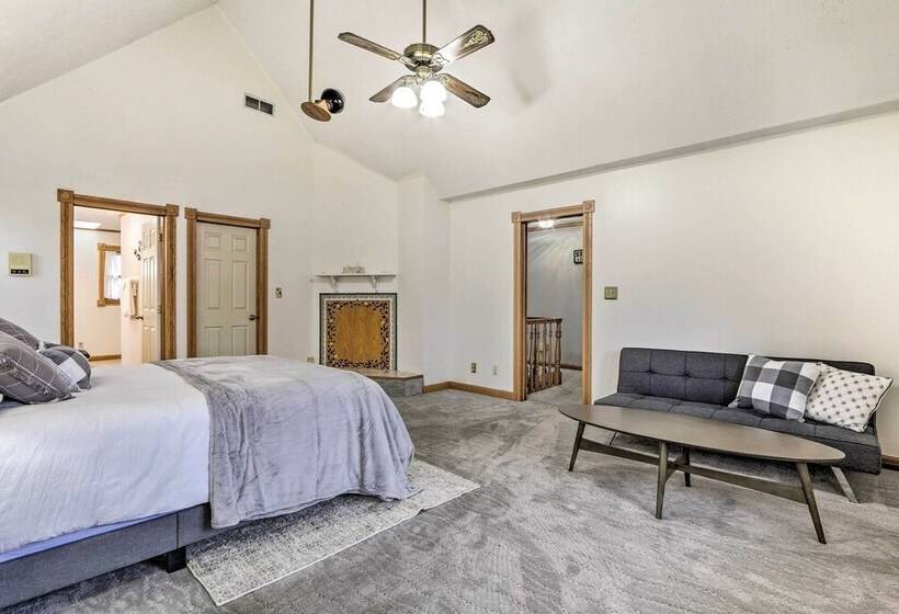 5 Acre Vacation Home W/ Woods & Hiking Ground