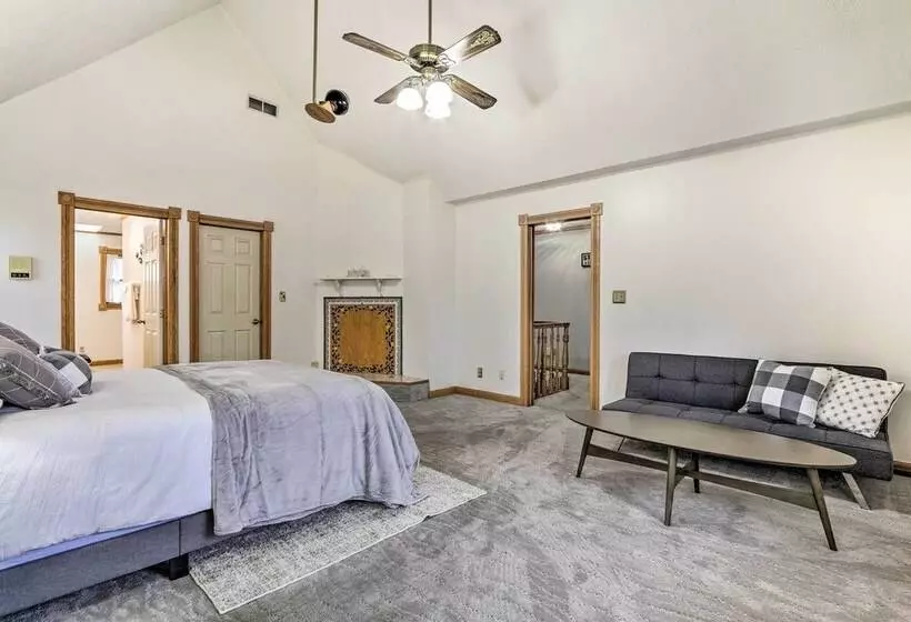 5 Acre Vacation Home W/ Woods & Hiking Ground