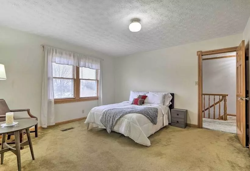 5 Acre Vacation Home W/ Woods & Hiking Ground