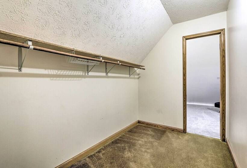 5 Acre Vacation Home W/ Woods & Hiking Ground