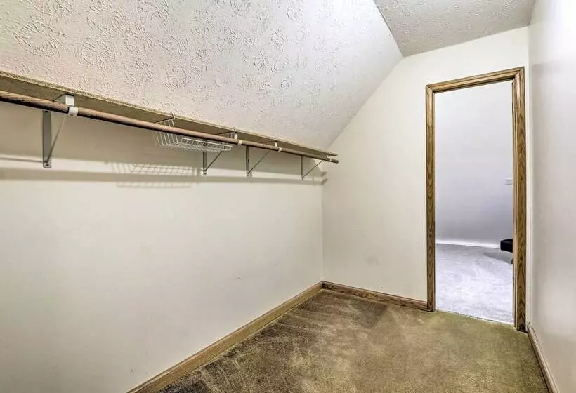 5 Acre Vacation Home W/ Woods & Hiking Ground