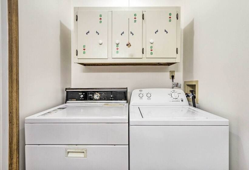 5 Acre Vacation Home W/ Woods & Hiking Ground