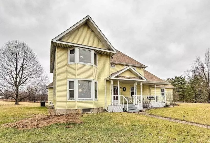 5 Acre Vacation Home W/ Woods & Hiking Ground