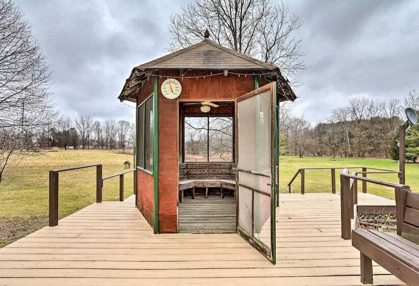 5 Acre Vacation Home W/ Woods & Hiking Ground