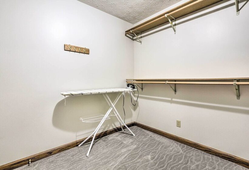 5 Acre Vacation Home W/ Woods & Hiking Ground