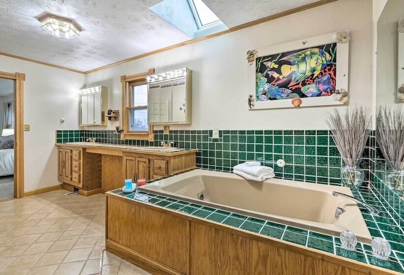 5 Acre Vacation Home W/ Woods & Hiking Ground