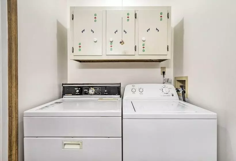 5 Acre Vacation Home W/ Woods & Hiking Ground