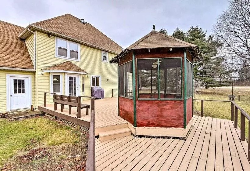 5 Acre Vacation Home W/ Woods & Hiking Ground