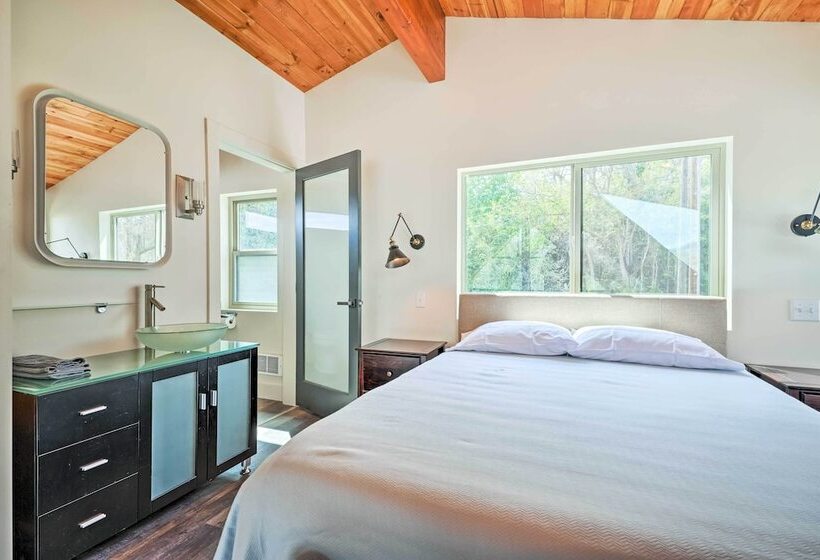 Beach Escape: Zeninspired Lake Osoyoos Chalet!