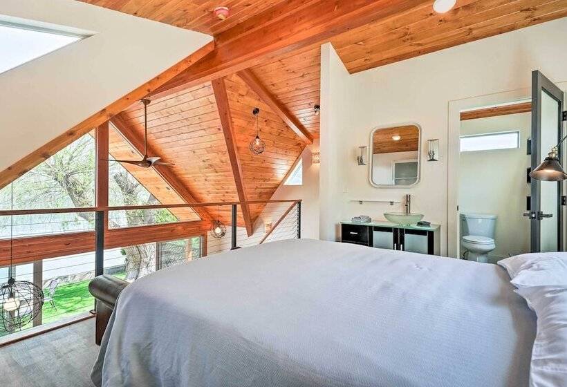 Beach Escape: Zeninspired Lake Osoyoos Chalet!