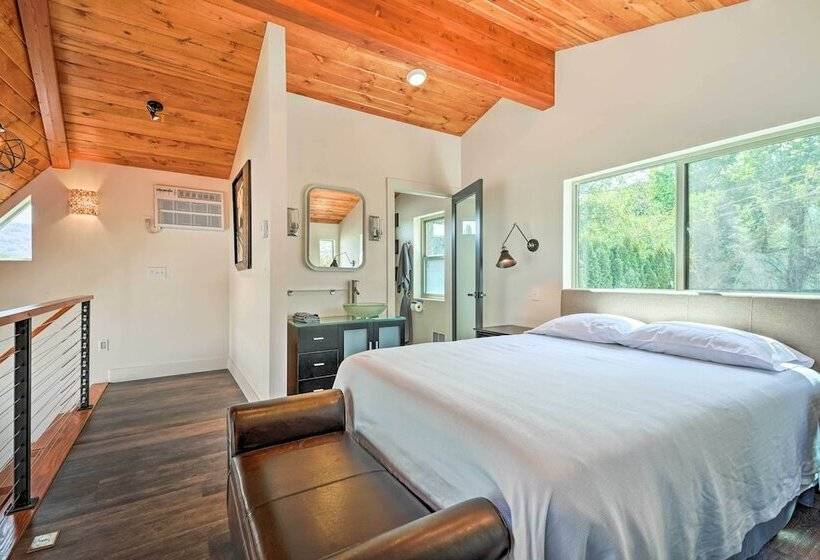 Beach Escape: Zeninspired Lake Osoyoos Chalet!