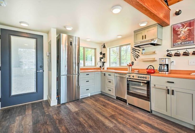 Beach Escape: Zeninspired Lake Osoyoos Chalet!