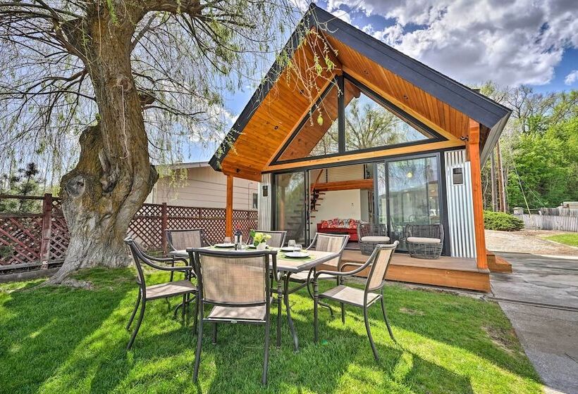Beach Escape: Zeninspired Lake Osoyoos Chalet!