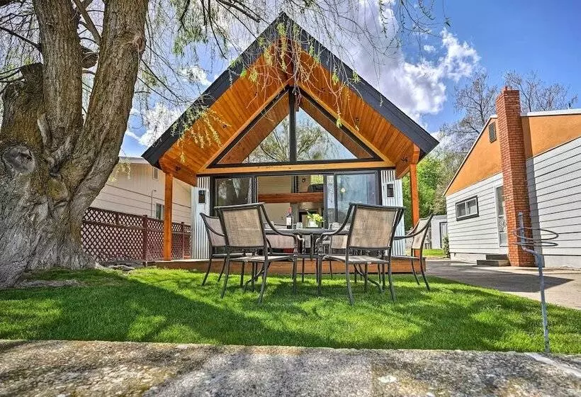 Beach Escape: Zeninspired Lake Osoyoos Chalet!