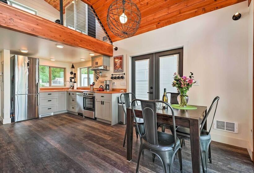 Beach Escape: Zeninspired Lake Osoyoos Chalet!